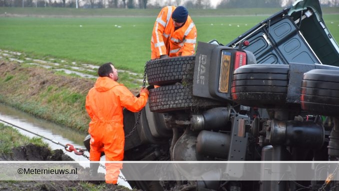 tankwagen met mest de sloot in Garnwer