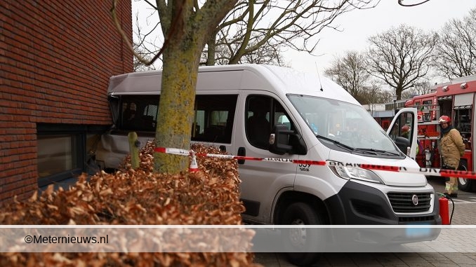 taxibusje botste tegen gebouw in haren