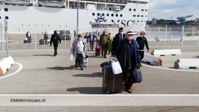 NEDERLANDSE PASSAGIERS VAN CRUISE SCHIP IN MARSEILLE NAAR NEDERL