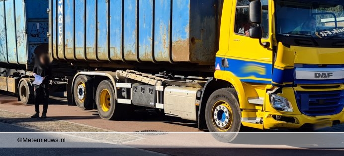 Vrachtauto en drie personenauto’s beschadigd na ongeval Hoogeveen. Vrachtauto en drie personenauto’s beschadigd na ongeval Hoogeveen.