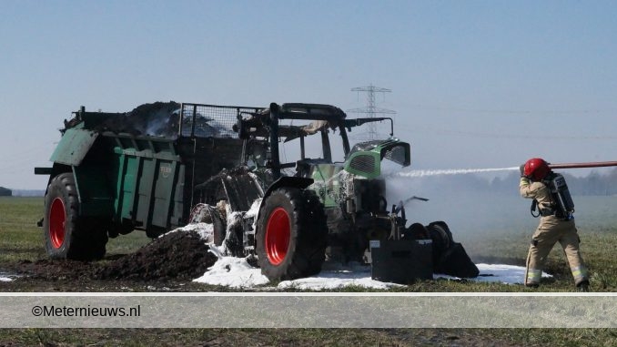 TRACTOR IN DE BRAND IN EMMER COMPASCUUM