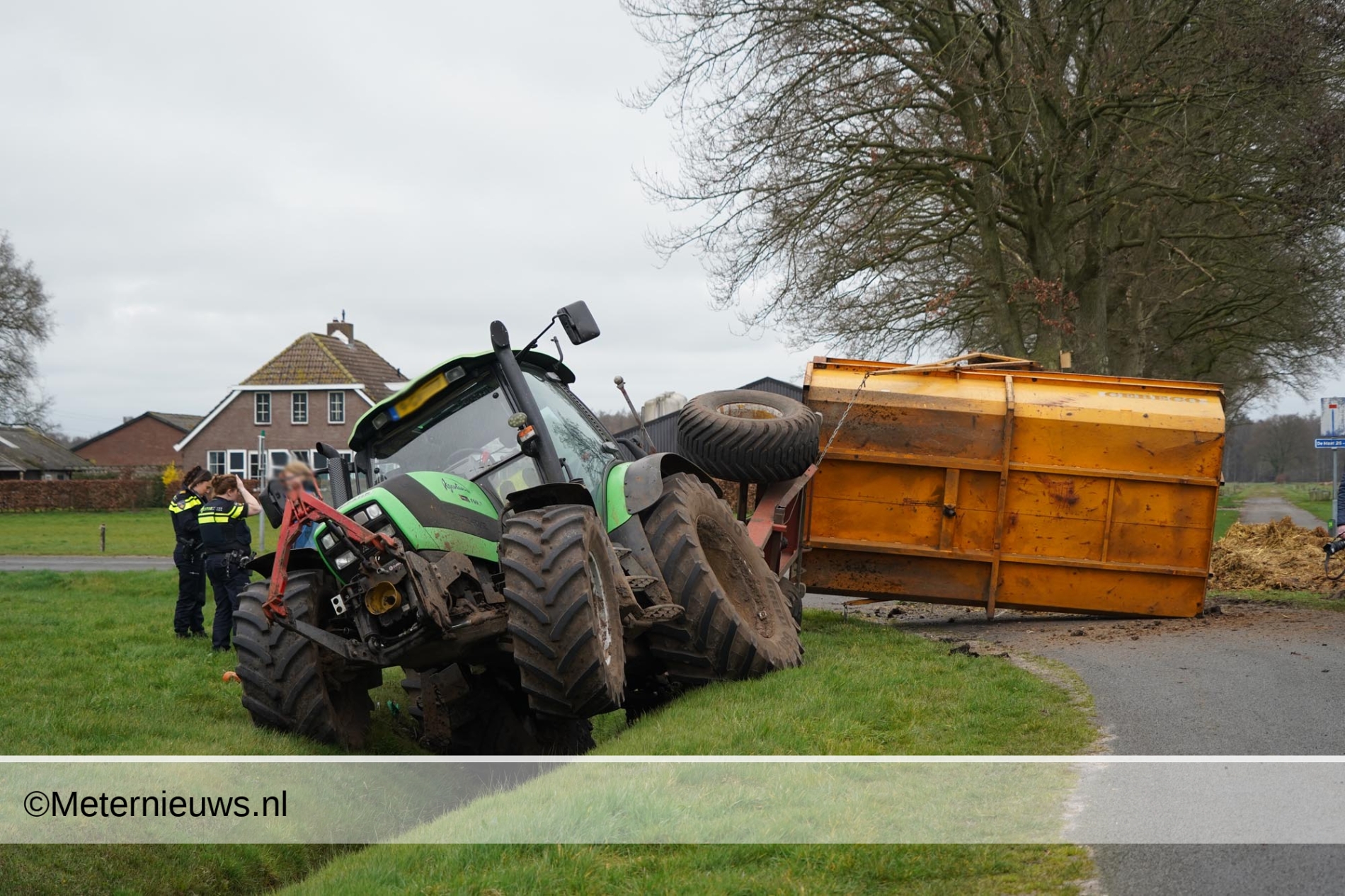 Tractor met aanhanger op de kant in Balkbrug(Video)