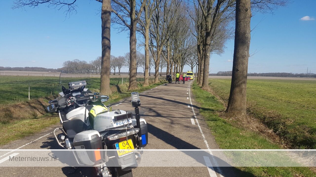 Automobilist botst op boom in Hijken(Video)