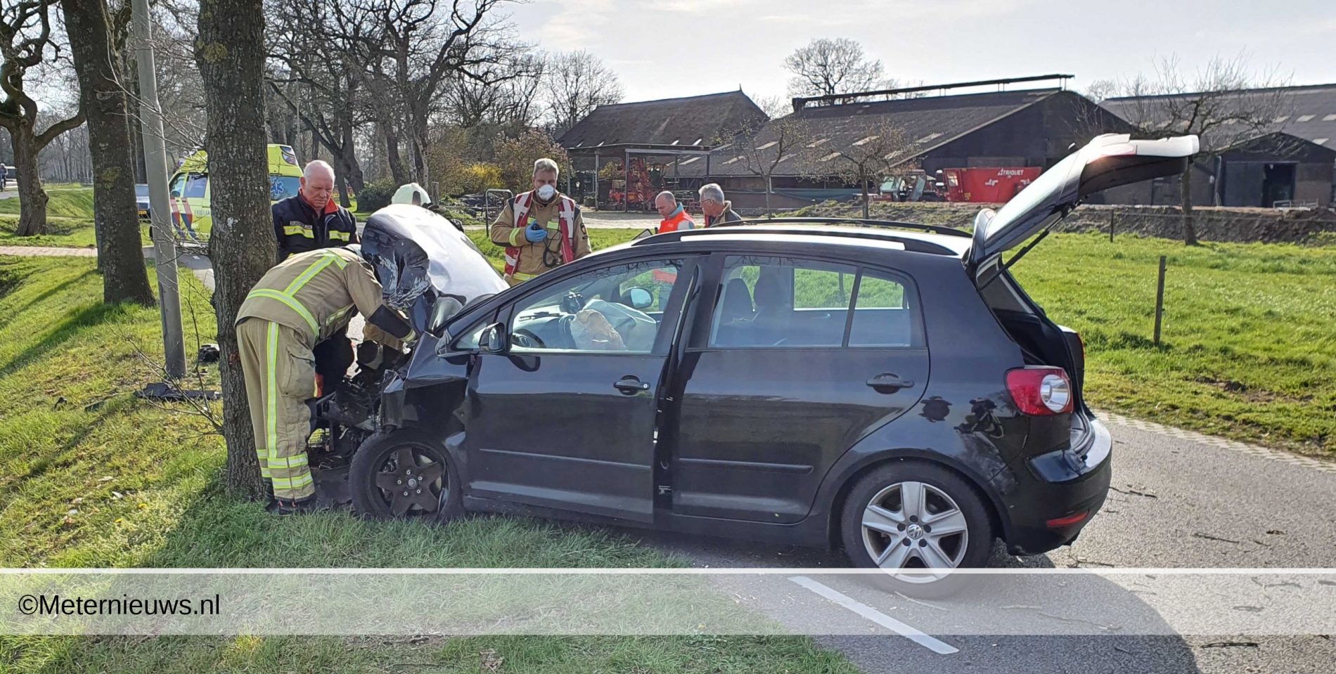 Auto tegen boom in Zuidwolde(Video)