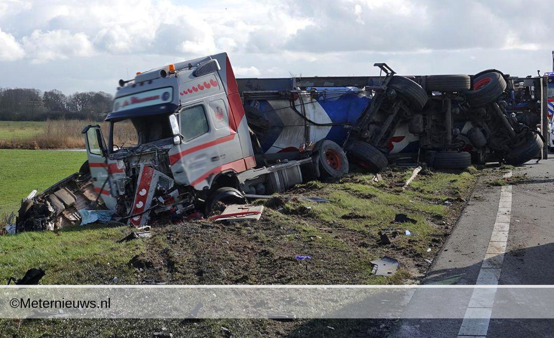 Vrachtwagen op de kant na frontale aanrijding N36. Vrachtwagen op de kant na frontale aanrijding N36.