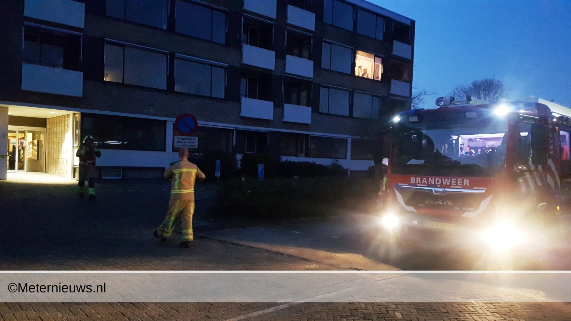 Brandweer forceert deur appartement bij brand Assen