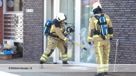 Brandweer Meppel slaat raam woning in(Video):.