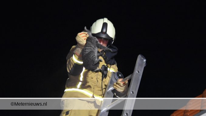 brandweer uit dakgoot woning in meppel4