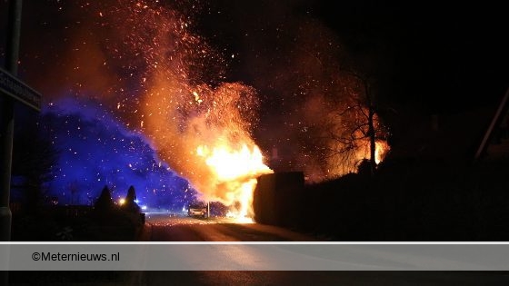 Coniferen in de brand in Meedhuizen(Video) #Meedhuizen - De brandweer van.