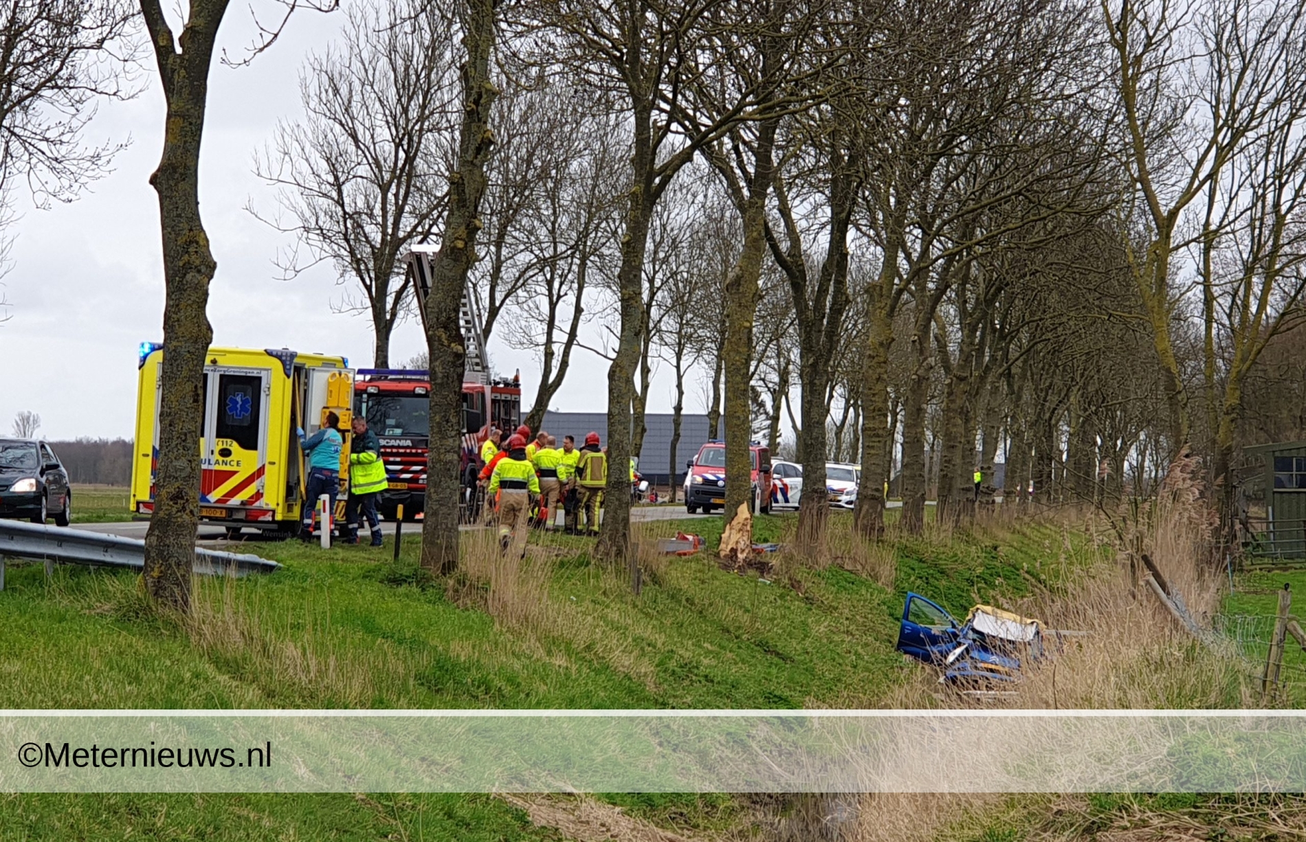 Auto in Leens de sloot in(Video)