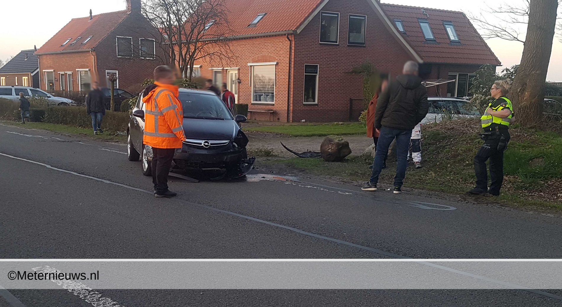 Auto botst op Drentse kei in Zuidvelde(Video)
