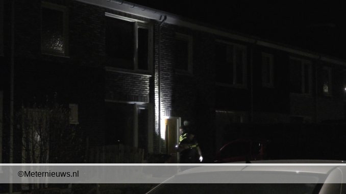 politie haalt man uit woning assen