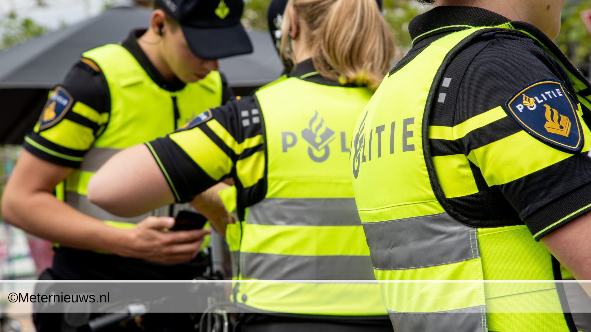 Politie beëindigd feest in als kroeg ingerichte keet Nijensleek |