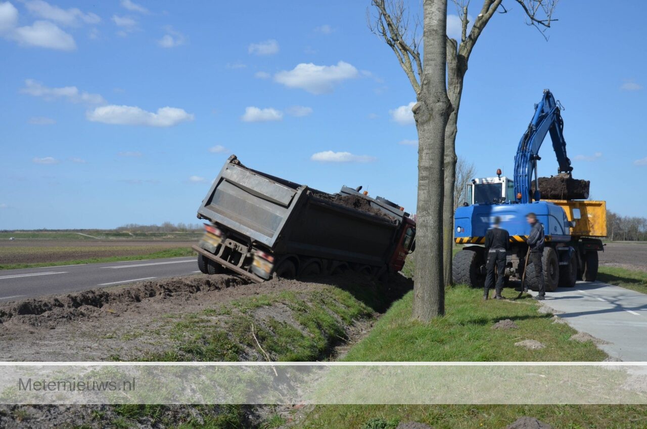 Kiepauto met zand van de weg Drouwenermond(Video)