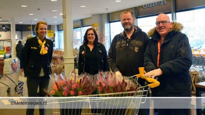 Rozen voor supermarkt medewerkers in Stadskanaal