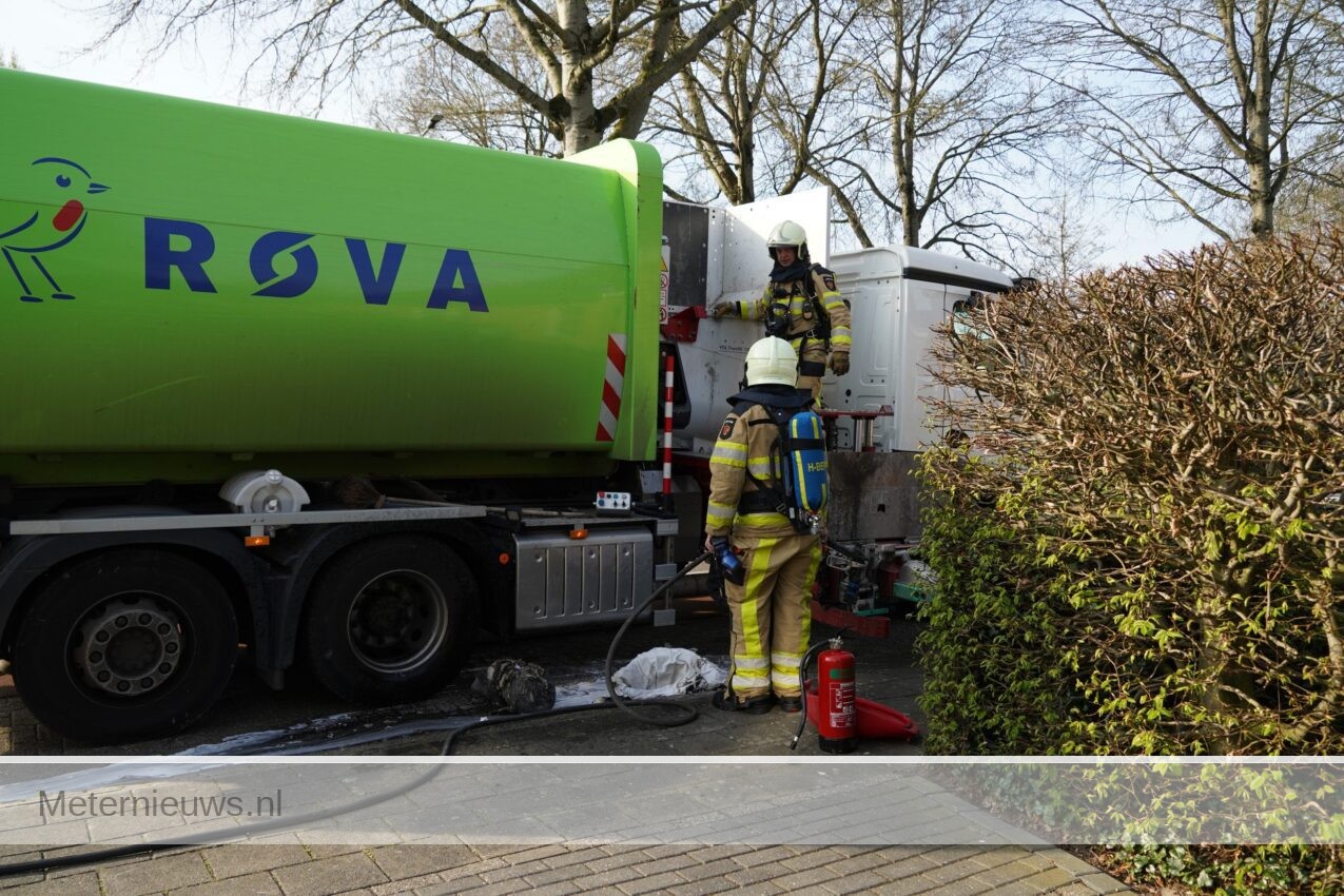 Afval in Vuilnisauto in brand Dedemsvaart