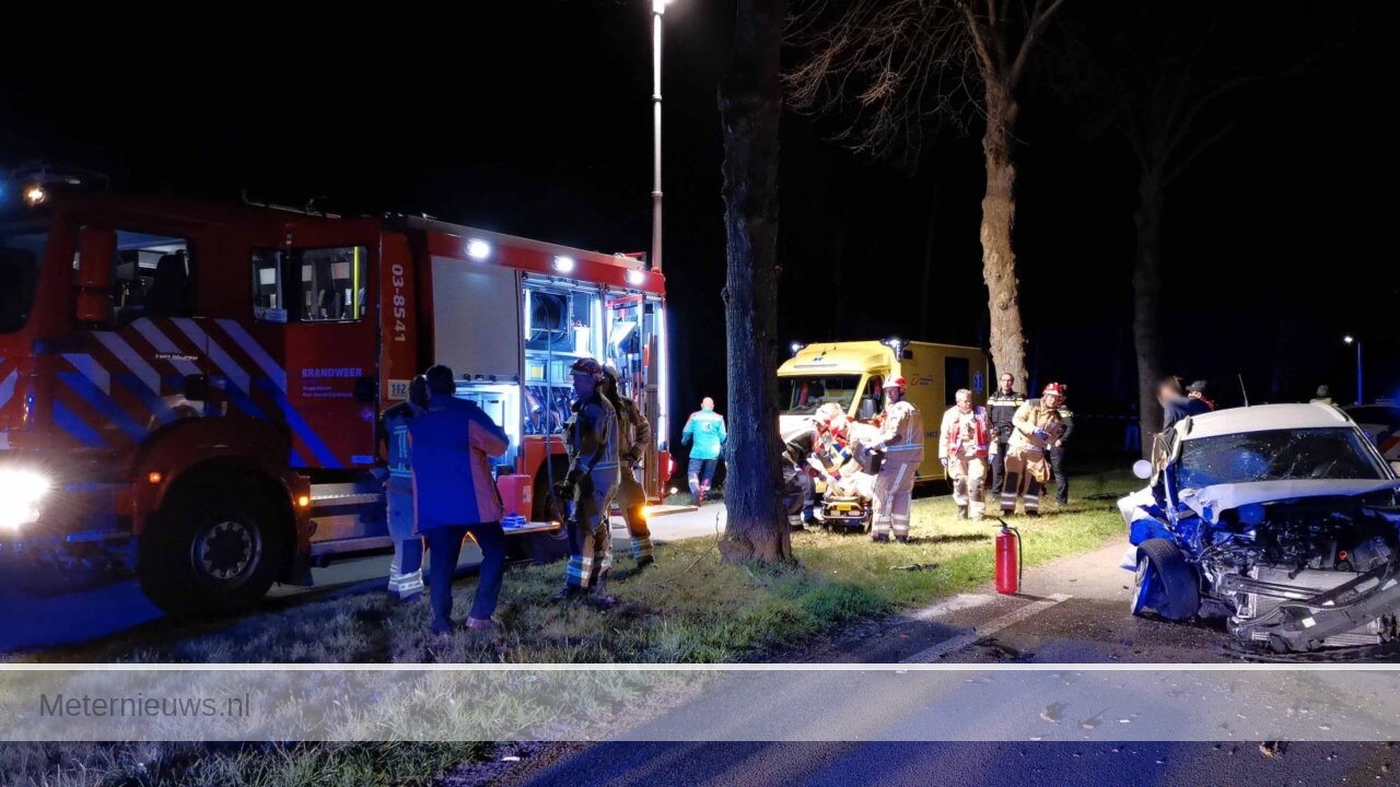 auto tegen boom in Valthermond(Video)