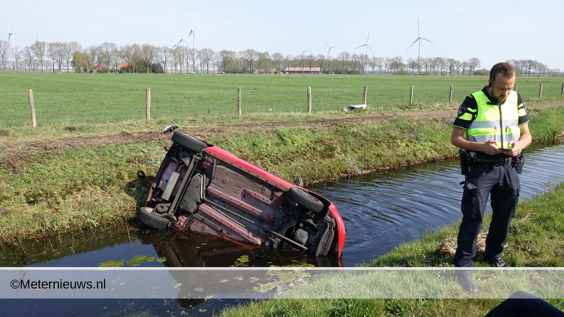 Vrouw met auto de sloot in Arrien
