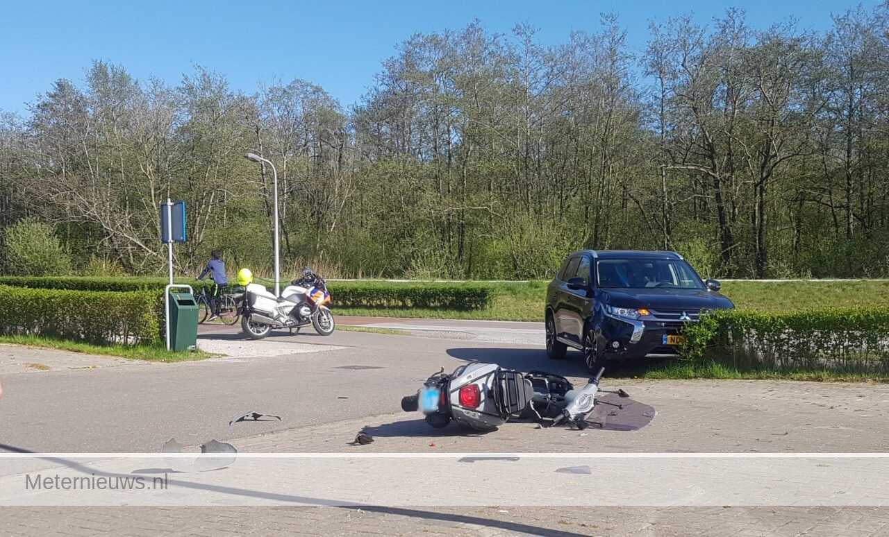Scooterrijder en automobilist botsen in Paterswolde(Video)
