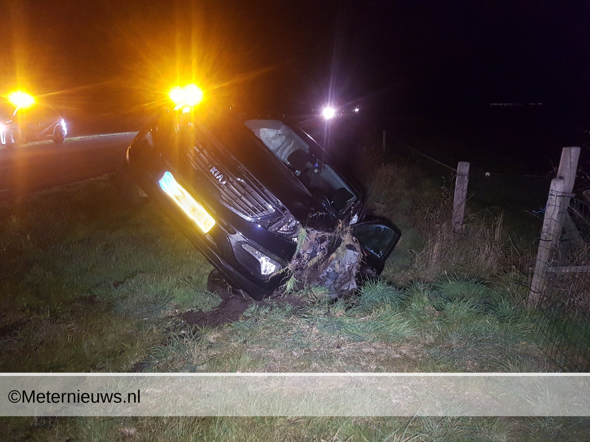 Auto duikt sloot in Haule in(Video)