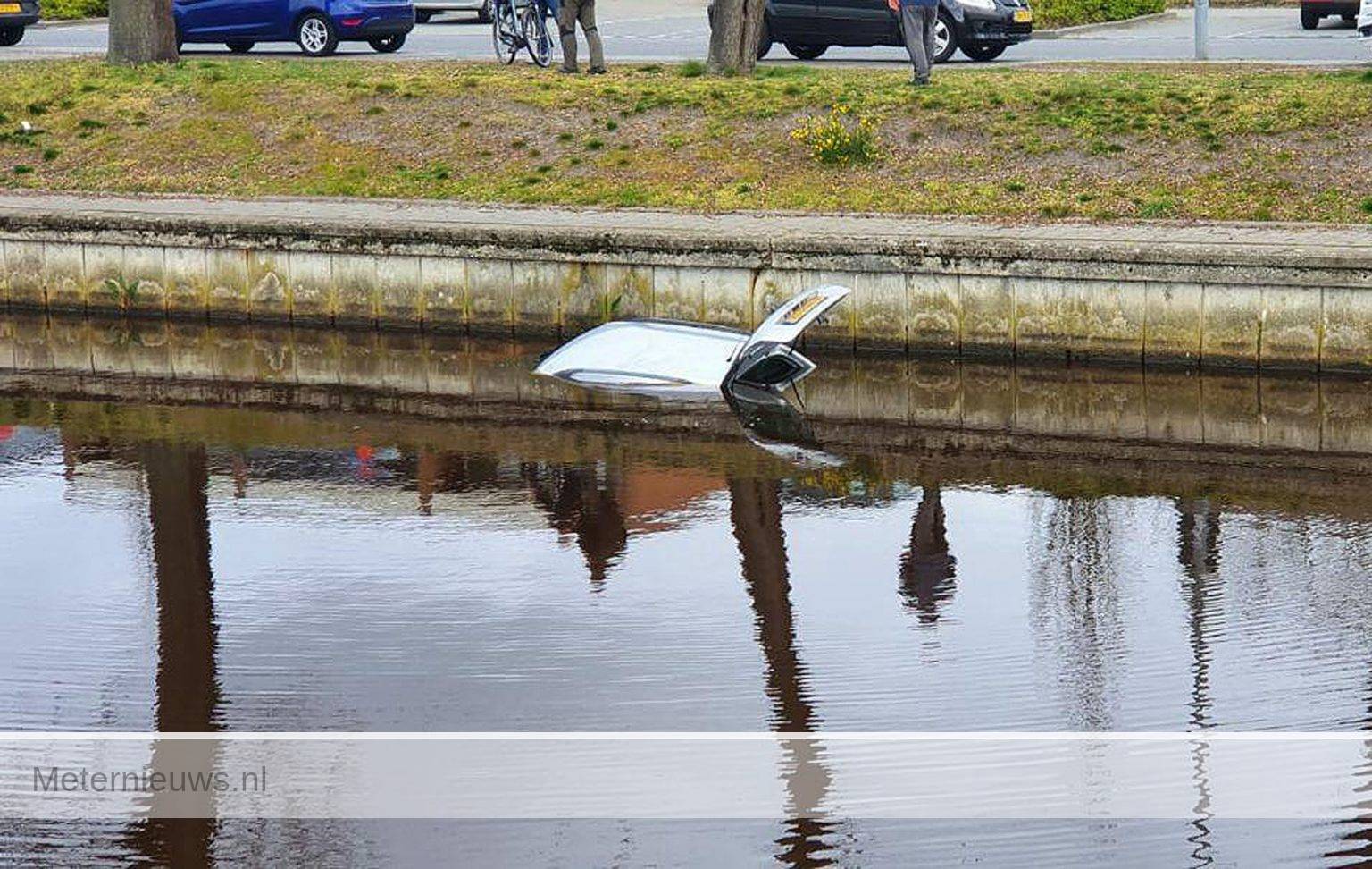 Auto beland in kanaal Klazienaveen Meternieuws.nl