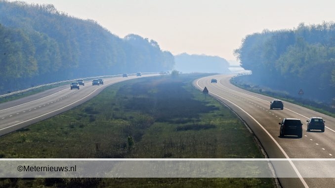 SMOG DOOR DUITSE PAASVUREN BOVEN A37 BIJ HOOGEVEEN