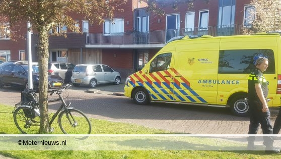 Fietser gewond na botsing tegen auto in Peize. Fietser gewond na botsing tegen auto in Peize.