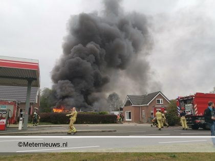 Grote brand autoschadebedrijf Nieuw Weerdinge(Video) #NIEUW WEERDINGE - Een grote br.
