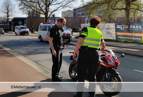 Kinderen gewond na aanrijding in Assen. Kinderen gewond na aanrijding in Assen.