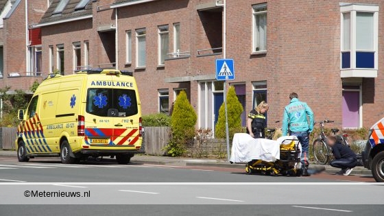 Fietster gewond na botsing tegen auto in Assen. Fietster gewond na botsing tegen auto in Assen.