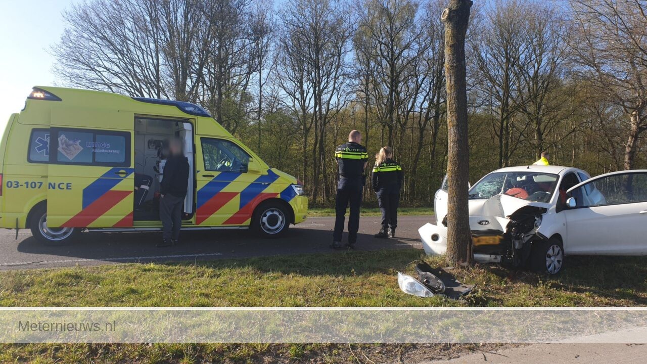 Automobiliste frontaal op boom Donderen(Video)