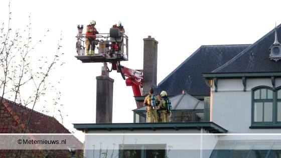 Politie stuurt publiek weg bij schoorsteenbrand Meppel(Video) #MEPPEL - Bij een schoorsteenbr.