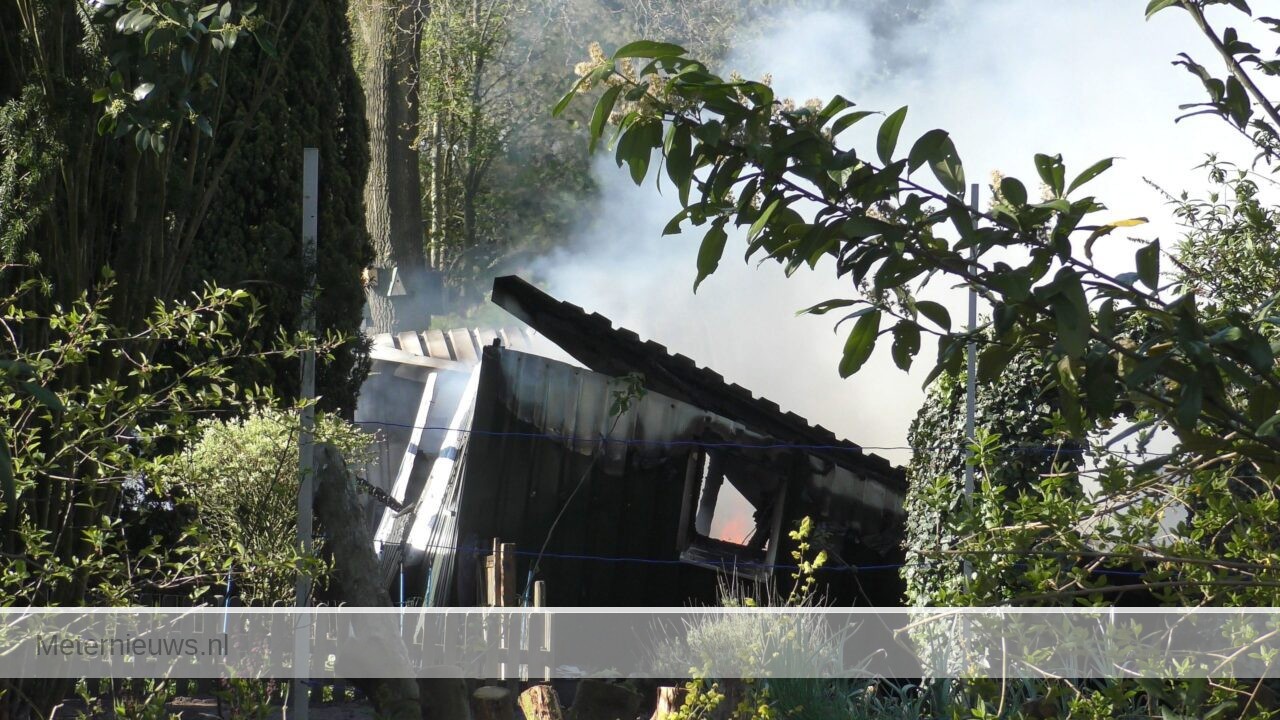Schuur in de brand in Hijken(Video)