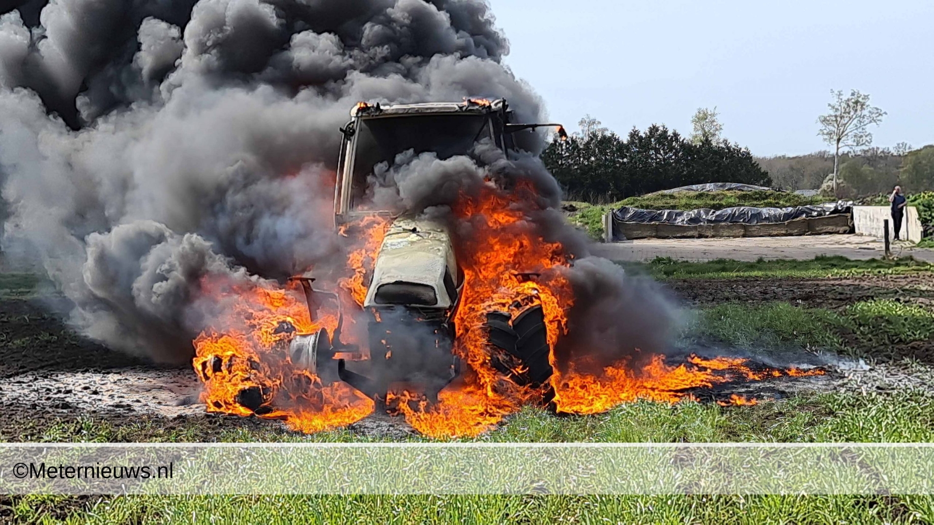 Tractor in lichter laaie in Tiendeveen(VIdeo)