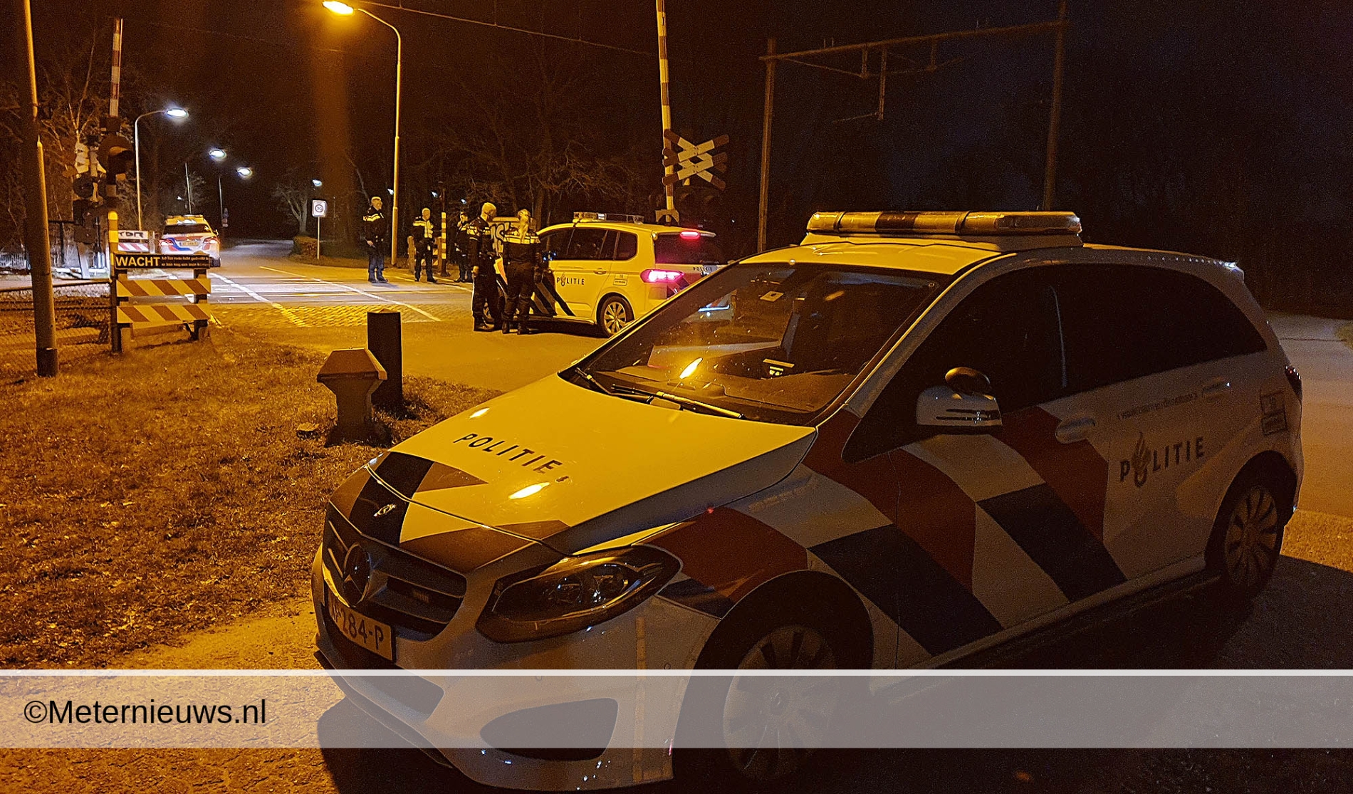 Politie bij spoorwegovergang na melding van aanrijding.
