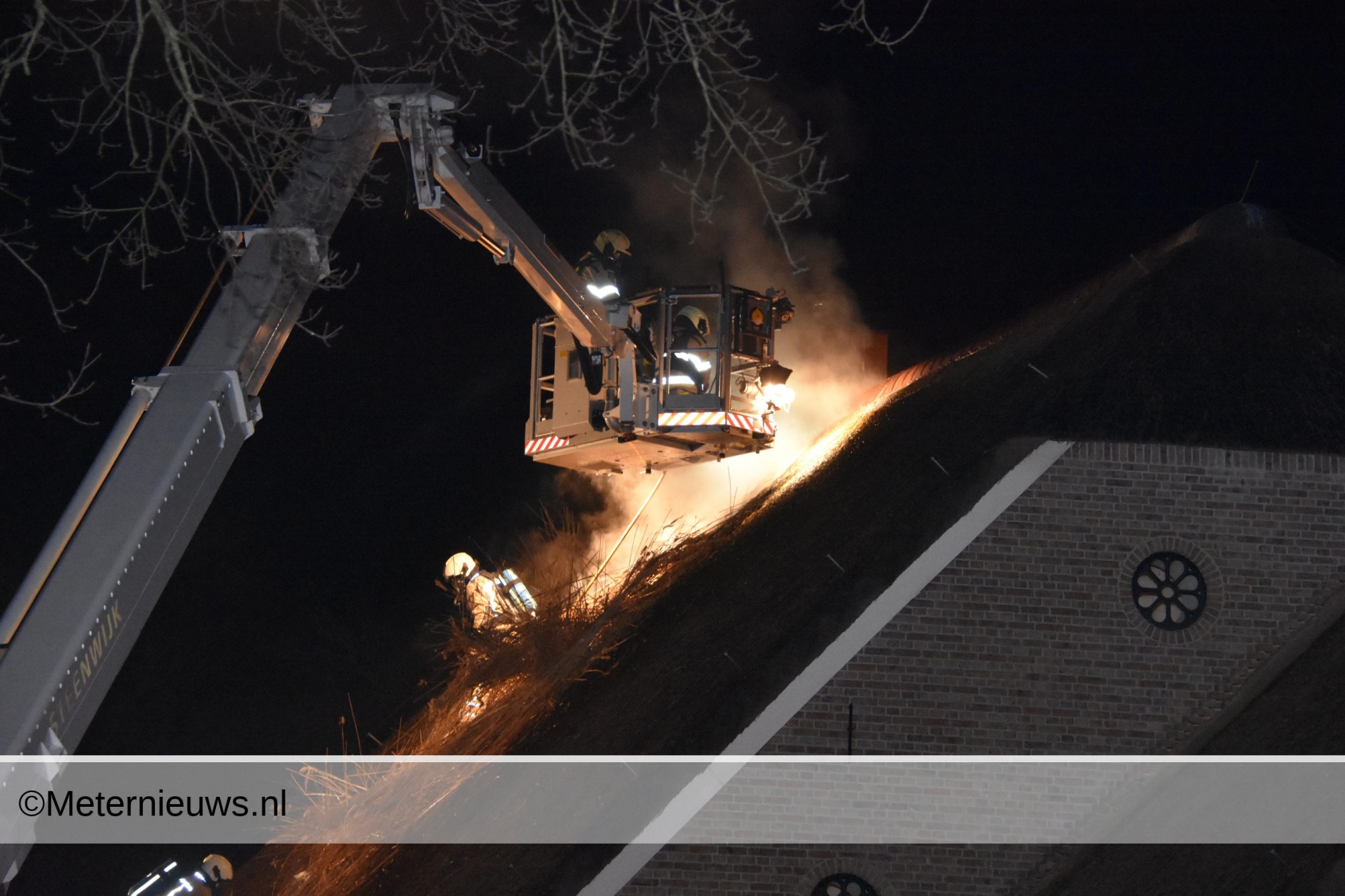 Brand in rietenkap woonboerderij Wapserveen(Video)