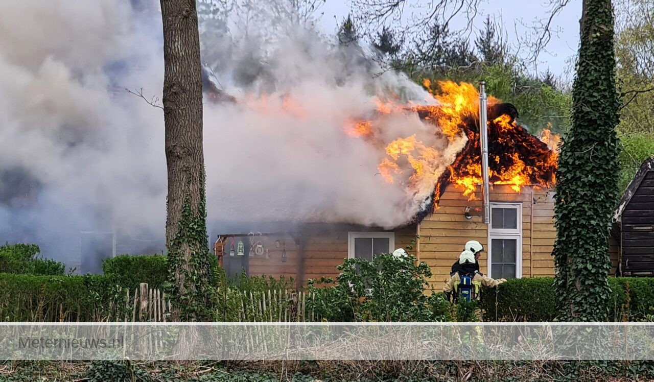 Rietgedekte woning in brand in Pesse(Video)