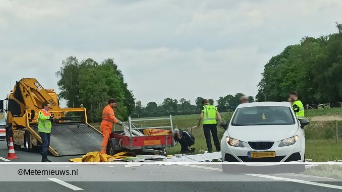 auto met aanhanger geschaard op n33 Gieten