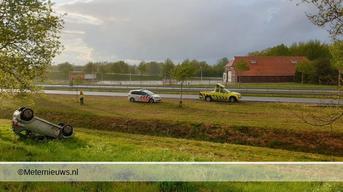 auto van de N33 Nieuwediep