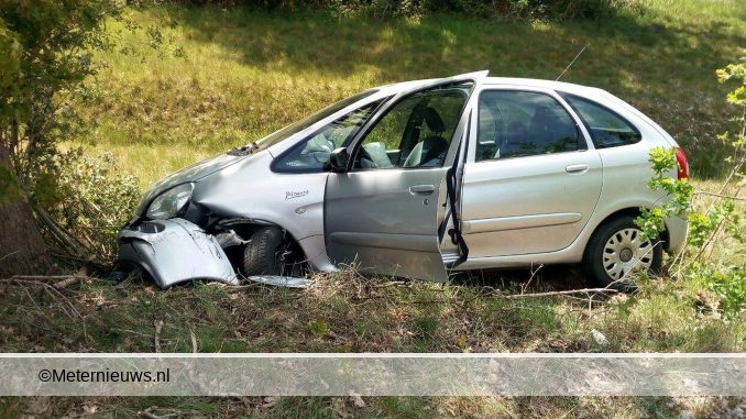 auto van de weg a28 Beilen