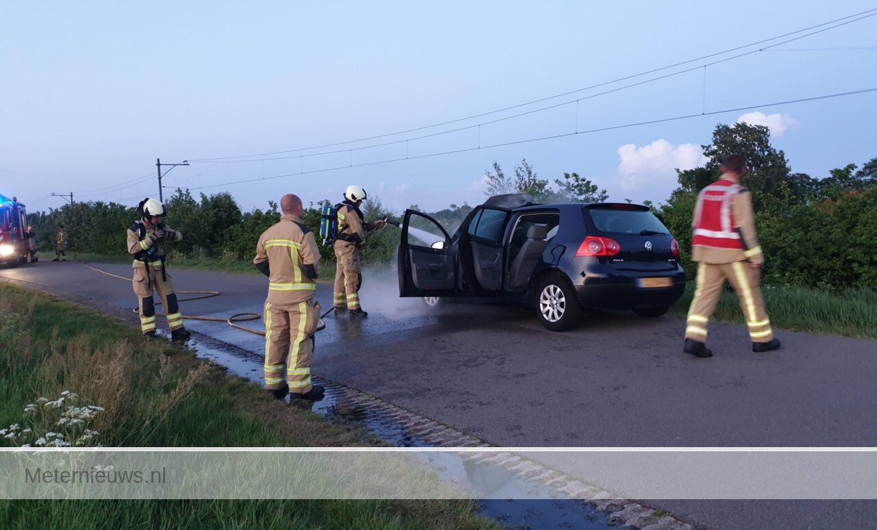 Auto in de brand in Emmen(Video) Meternieuws.nl
