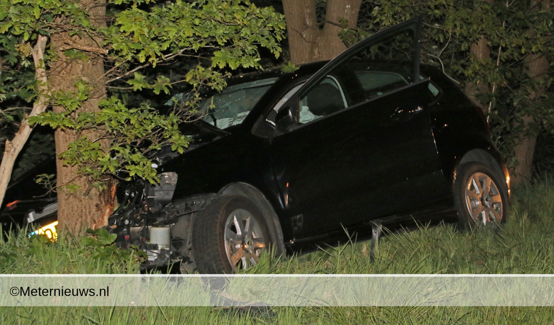 Auto tegen boom Assen #Assen - Bij een ongeval op de.