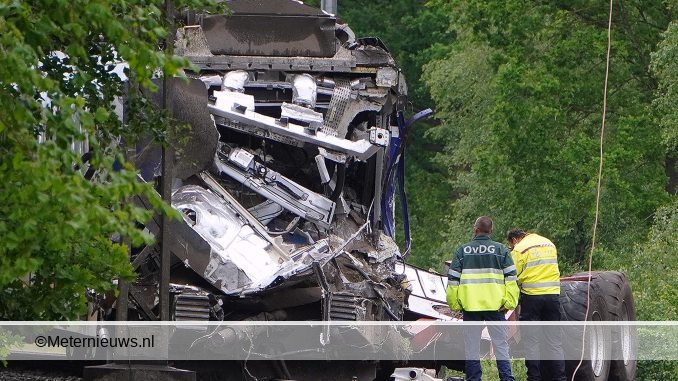 Trein botst op trekker Hooghalen