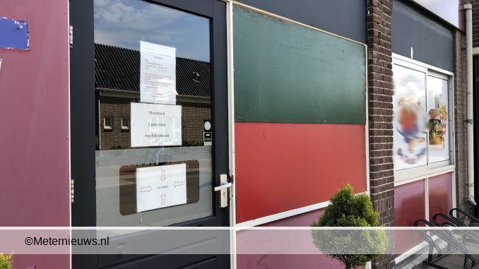 fietsenrek door raam cafetaria Schoonoord