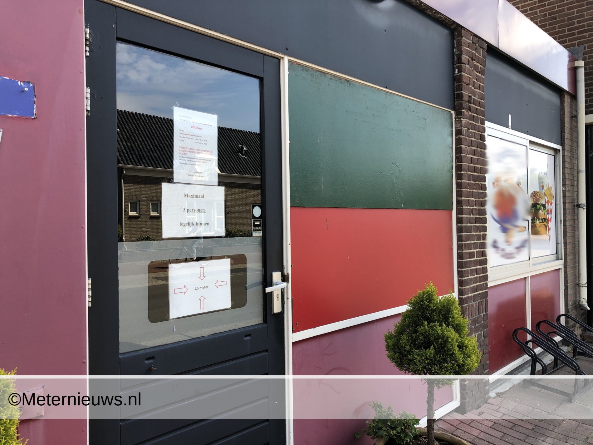 Fietsenrek door ruit cafetaria in Schoonoord