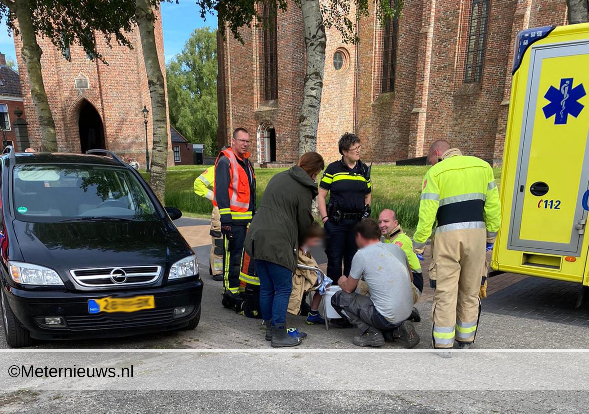 Jongetje met been klem in spaken wiel fiets in Zeerijp