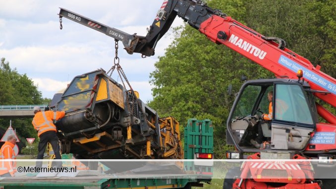 machine valt van dieplader a32 bij Wolvega02