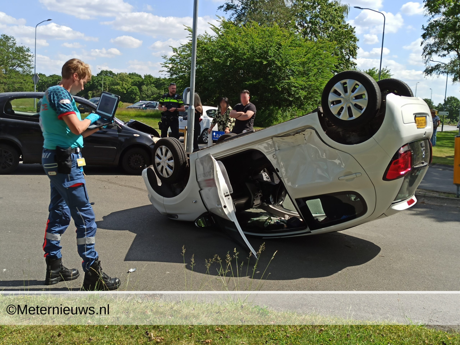 Auto op de kop na aanrijding in Emmen. Auto op de kop na aanrijding in Emmen.