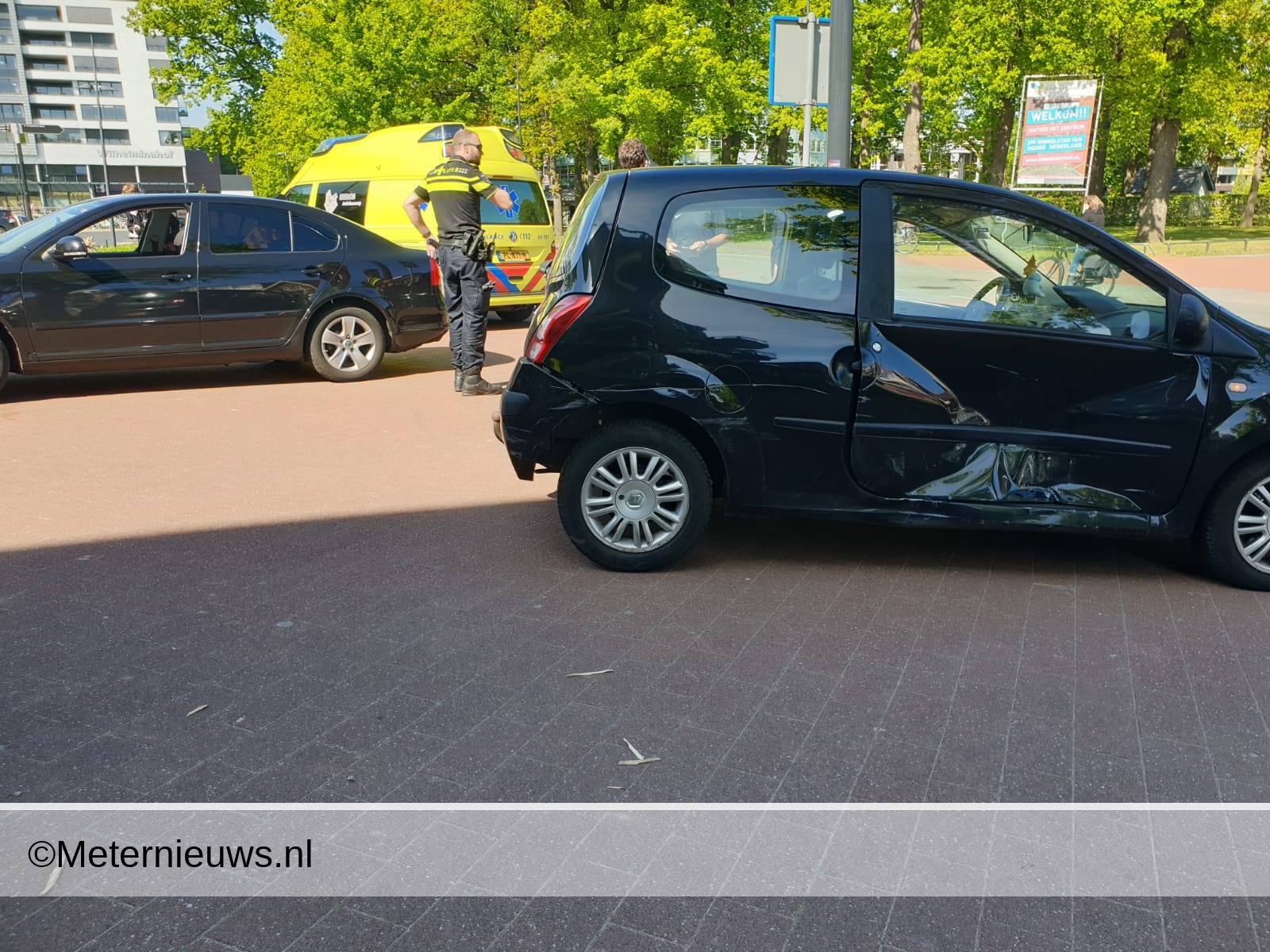 Vrouw gewond na botsing auto’s in Emmen.