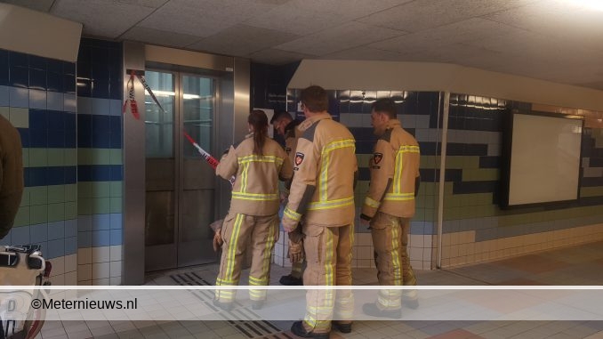 persoon vast in lift Meppel